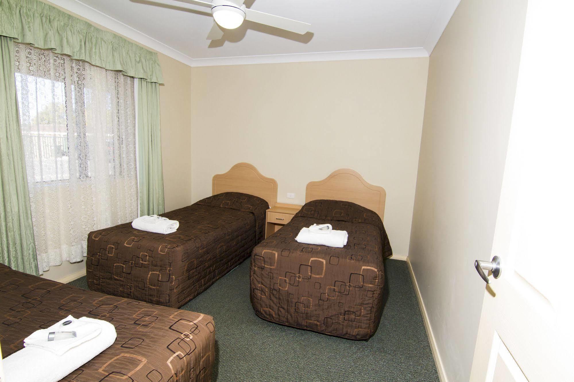 Green Gables Motel Дабо Екстериор снимка